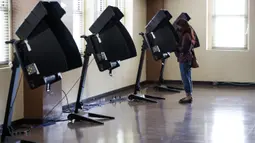 Seorang pemilih memberikan suaranya di tempat pemungutan suara di Washington DC, Amerika Serikat (AS), pada 27 Oktober 2020. Pemungutan suara awal (early voting) secara langsung dimulai di Washington DC pada Selasa (27/10) di 32 tempat pemungutan suara. (Xinhua/Ting Shen)