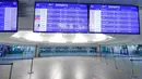 <p>Tampilan layar keberangkatan yang menunjukkan semua penerbangan yang dibatalkan karena aksi mogok massal pekerja di Bandara Internasional Tunis-Carthage Tunisia, Kamis (16/6/2022). Serikat Pekerja Umum Tunisia (UGTT) mengadakan aksi mogok massal pada hari Kamis ini yang memyebabkan pembatalan sejumlah penerbangan internasional. (FETHI BELAID / AFP)</p>