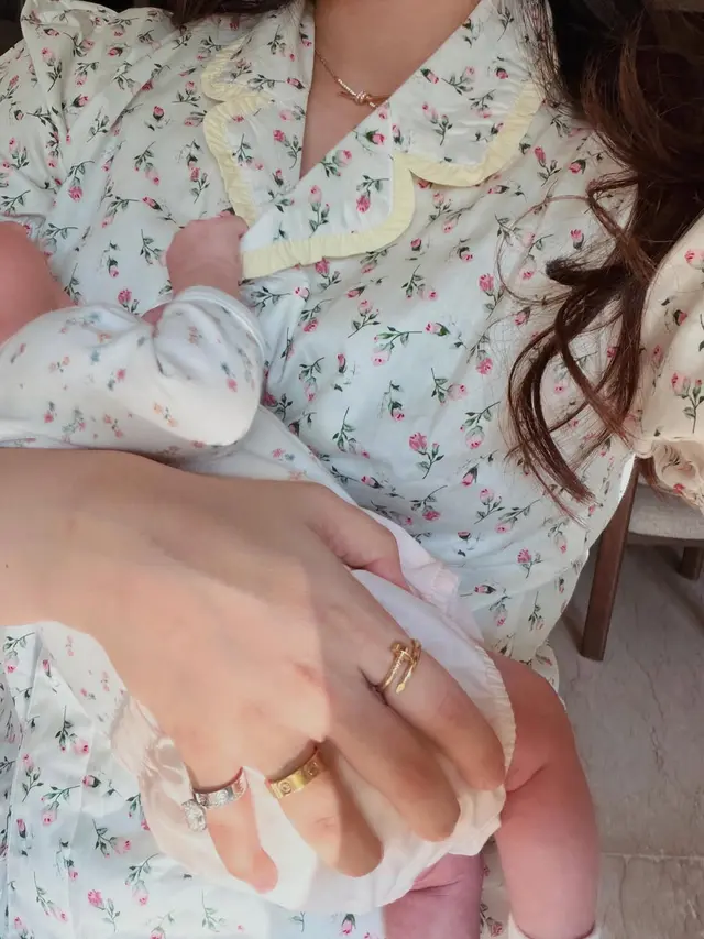Pesona Glowing Mama Alyssa Daguise Momong Baby Soleil, Tampil Kembar dengan Perhiasan Ratusan Juta