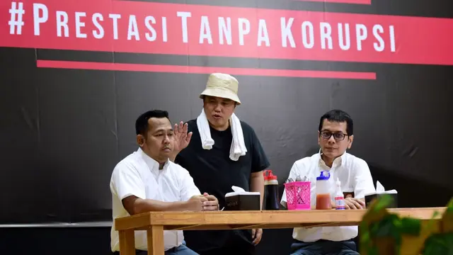 Wishnu Utama Tampak Lebih Muda Mengunakan Balutan Seragam Putih Abu-Abu