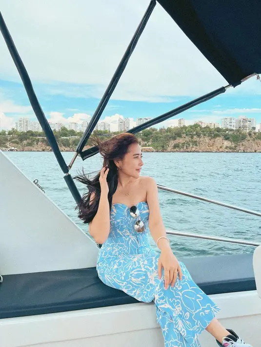 Mengutamakan kenyamanan saat liburan, Prilly Latuconsina menyelaraskan outfit senadanya dengan SK8 Hight dari Vans dengan warna biru hitam. Sneakers ini dibanderol dengan harga di bawah Rp1juta.