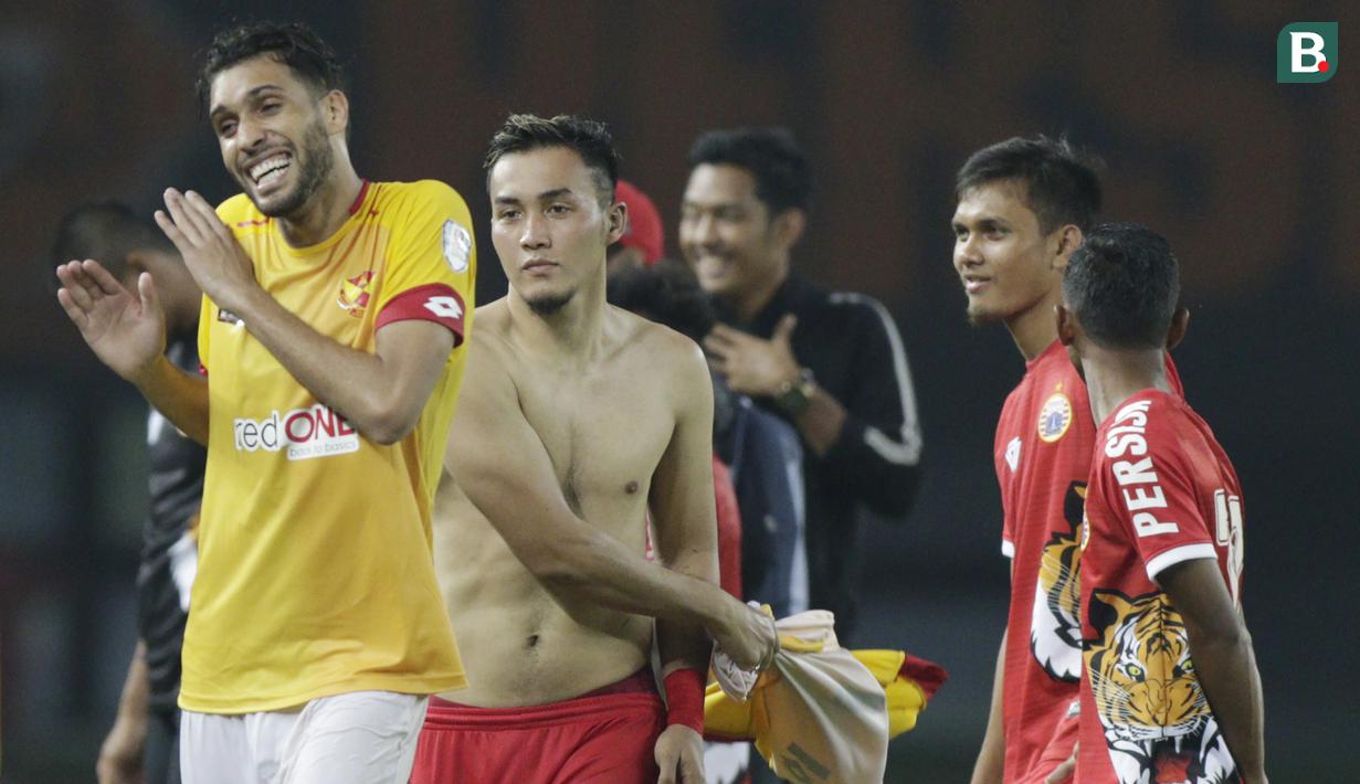 Bek Selangor FA, Willian Pachecho, bercanda dengan pemain Persija Jakarta, Gunawan Dwi Cahyo, pada laga persahabatan di Stadion Patriot, Jawa Barat, Kamis (6/9/2018). Persija kalah 1-2 dari Selangor FA. (Bola.com/M Iqbal Ichsan)