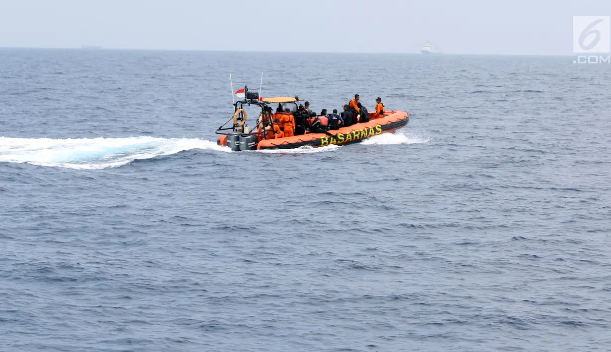 Tim Basarnas melakukan pencarian korban maupun serpihan pesawat Lion Air JT-610 di perairan Karawang, Jawa Barat, Rabu (31/10). Hingga hari ketiga, pencari korban jatuhnya Lion Air JT-610 terus dilakukan. (Liputan6.com/Helmi Fithriansyah)