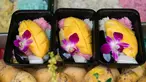 Ketan mangga ala Thailand yang dijual di pasar dalam Festival Vegetarian Phuket 2020 di Phuket, Thailand (20/10/2020). Pulau resor Phuket yang tersohor menggelar festival yang juga dikenal sebagai Festival Sembilan Dewa Kaisar itu pada 17-25 Oktober. (Xinhua/Zhang Keren)