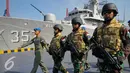 Pasukan perdamaian Satgas Maritime Task Force (MTF) TNI Konga XXIII-H Unifil Lebanon berbaris untuk mengikuti upacara melepas keberangkatan KRI Bung Tomo-357 ke Lebanon di dermaga Mako Kolinlamil, Jakarta, Kamis (27/8/2015). (Liputan6.com/Faizal Fanani)