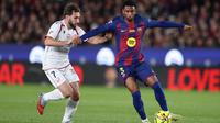 Bek Barcelona, Alejandro Balde, turut berkontribusi membantu timnya meraih kemenangan 2-0 atas Osasuna pada laga pekan ke-16 La Liga di Camp Nou, Minggu (14/12/2025) dini hari WIB. (AFP/Josep LAGO)