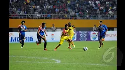 Gelandang Sriwijaya FC, Ferdinand Sinaga (tengah) berusaha mengejar bola saat laga Final SCM Cup 2015 di Stadion Jakabaring,Selasa (27/1/2015). Arema Cronus Menang 1-0 atas Sriwijaya FC. (Liputan6.com/Johan Tallo)