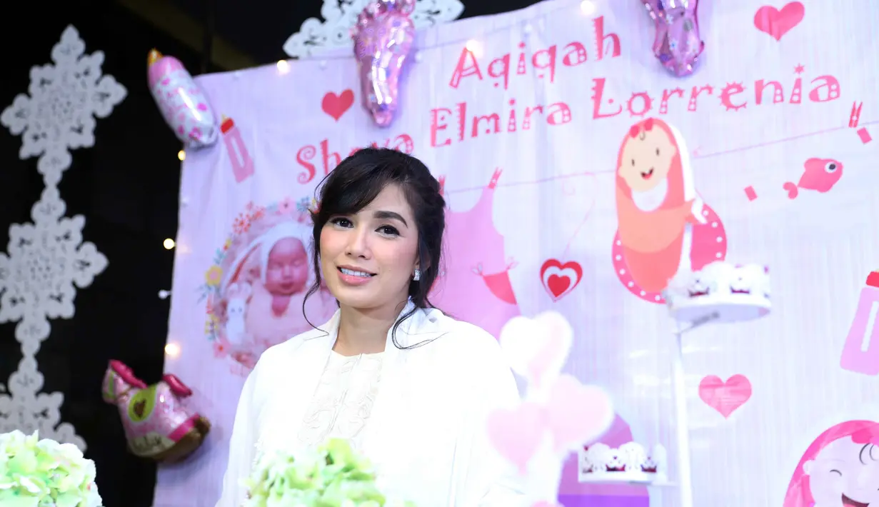 Ussy Sulistiawaty, baru saja melahirkan anak keempatnya yang berjenis kelamin perempuan. Meskipun sudah memiliki pengalaman mengurus anak sebelumnya, namun Ussy tetap sering meminta bantuan suaminya, Andhika Pratama. (Nurwahyunan/Bintang.com)