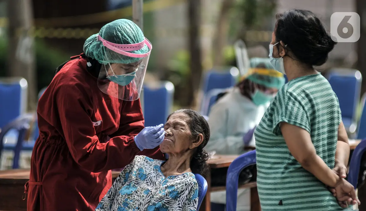 Warga menjalani tes usap PCR di Taman Pintar, Kayu Putih, Pulogadung, Jakarta Timur, Selasa (8/6/2021). Warga RW 09 dan 10 Kelurahan Kayu Putih kembali menjalani tes usap PCR guna mengantisipasi penyebaran COVID-19 di wilayah mereka. (merdeka.com/Iqbal S. Nugroho)