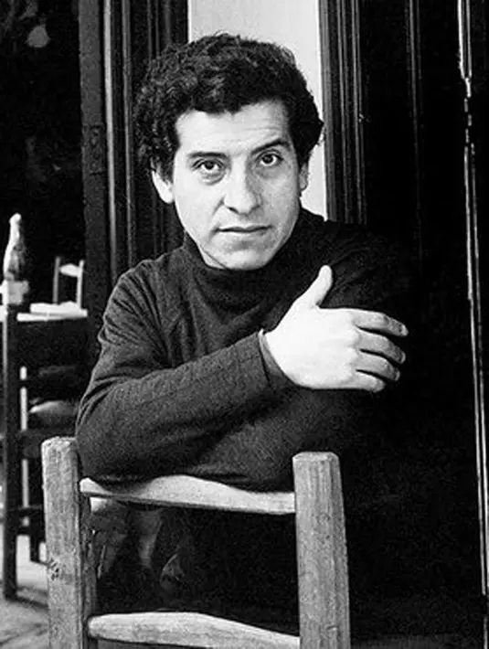 Victor Jara, seorang penyanyi folk era 1970-an ini terkenal sebagai musisi yang berani menghadapi para tentara di Chilli. Tidak sedikit lagu-lagunya yang berisi kritikan terhadap pemerintah. (doc.theguardian.com)