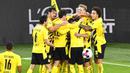 Para pemain Borussia Dortmund merayakan gol yang dicetak oleh Marco Reus ke gawang Bayern Munchen pada laga Bundesliga di Stadion Signal Iduna Park, Sabtu (7/11/2020). Bayern menang dengan skor 3-2. (AP Photo/Martin Meissner, Pool)