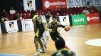 Aksi pemain Bogor Siliwangi Daniel Wenas pada laga kontra Pacific Caesar Surabaya pada lanjutan IBL 2018-2019 di GOR Bima Sakti, Malang, Sabtu (9/2/2019). (Media IBL)