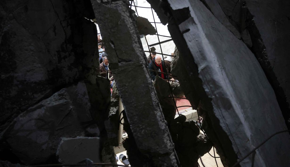 Dengan memperbanyak ibadah pada malam-malam ganjil di sepuluh hari terakhir Ramadan, umat Muslim berharap memperoleh keberkahan Lailatul Qadar dan ampunan Allah SWT. Tampak dalam foto, umat Muslim melaksanakan salat malam di Masjid Mahaba yang rusak selama perang Israel-Hamas di Khan Yunis, Jalur Gaza selatan pada Senin 16 Maret 2026. (Bashar Taleb/AFP)