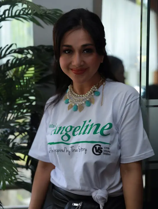 "Saya ingin bentuknya profesional. Kita di dunia sama dan saling support. Makanya kalau di tempat kerja, enggak mesra-mesraan." ujar Mitha yang telah membintangi puluhan judul film dan sinetron. (Galih W. Satria/Bintang.com)