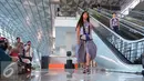 Model membawakan busana dalam fashion show di Terminal 3 Ultimate Bandara Soekarno Hatta, Tangerang, Banten, Rabu (20/7). Fashion show tersebut di adakan sebagai ajang promosi T3 Ultimate. (Liputan6.com/Angga Yuniar) 