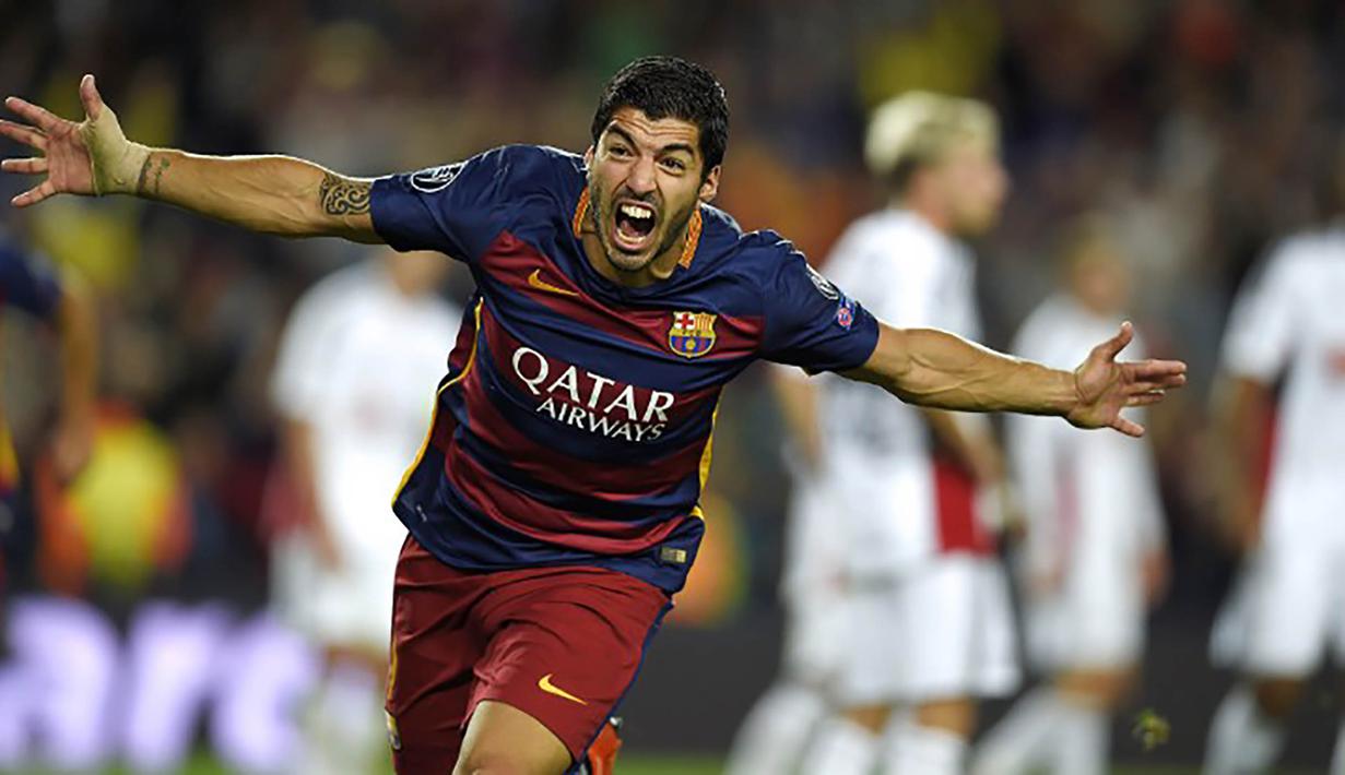 Penyerang Barcelona, Luis Suarez merayakan gol kemenangan yang dicetaknya ke gawang Leverkusen pada laga Liga Champions di Stadion Camp Nou, Spanyol, Rabu (30/9/2015). (AFP Photo/Lluis Gene)