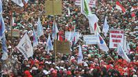 Ribuan orang yang tergabung dalam Forum Honorer Kategori 2 (FHK2I) berunjuk rasa di depan Istana Merdeka, Jakarta, Rabu (10/2). Guru honorer dari seluruh Indonesia itu menuntut Pemerintah agar mengangkat mereka sebagai PNS. (Liputan6.com/Gempur M Surya)