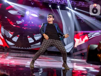 Aksi panggung Vokalis Five Minutes, Richie Setiawan saat tampil di Konser Luar Biasa  Indonesian Soccer Awards 2019 di Studio 6 Indosiar, Jakarta, Jumat (10/1/2020). (Liputan6.com/Faizal Fanani)