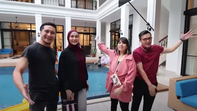 7 Potret Rumah Mewah Arie Untung dan Fenita Arie, Ada Kedai Kopinya