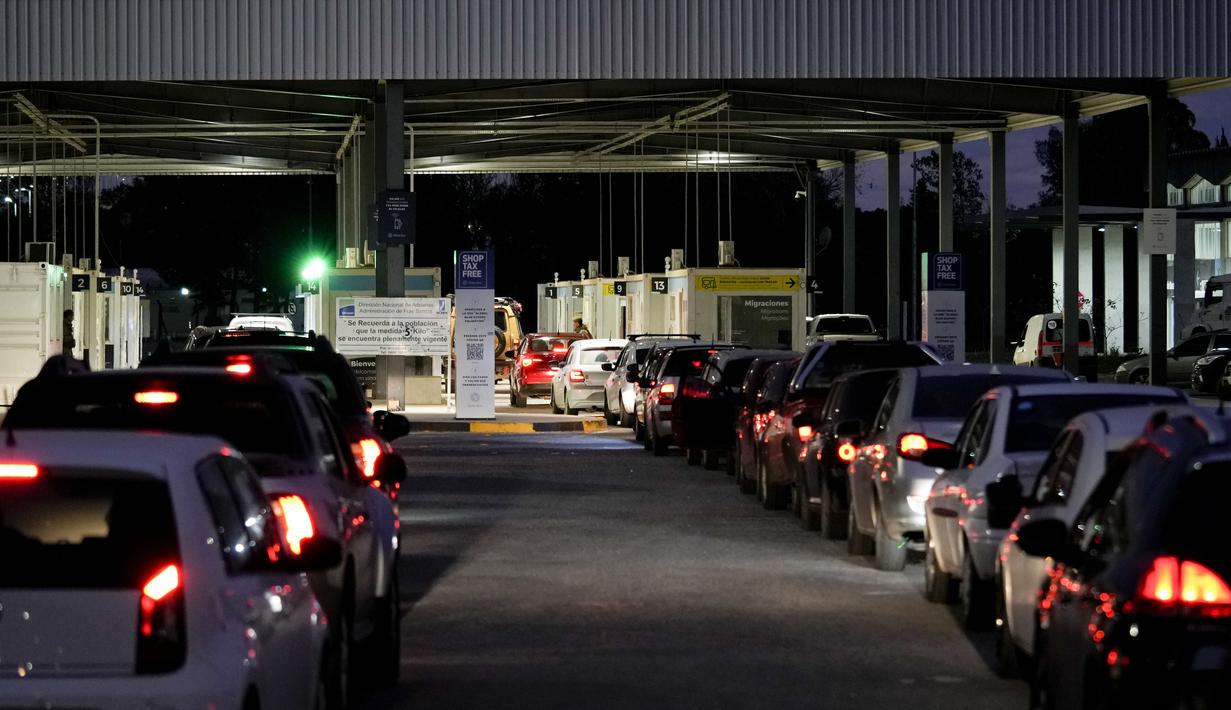 Mobil antre memasuki Argentina dari perbatasan dekat Fray Bentos, Uruguay, Jumat, 30 Juni 2023. Warga Uruguay melintasi perbatasan ke Argentina untuk tawar-menawar belanja yang disebabkan nilai tukar yang berbeda di negara-negara Amerika Selatan karena peso Argentina yang dilanda krisis telah anjlok terhadap dolar AS dan inflasi tahunannya mencapai 100%, salah satu tingkat tertinggi di dunia. (AP Photo/Natacha Pisarenko)