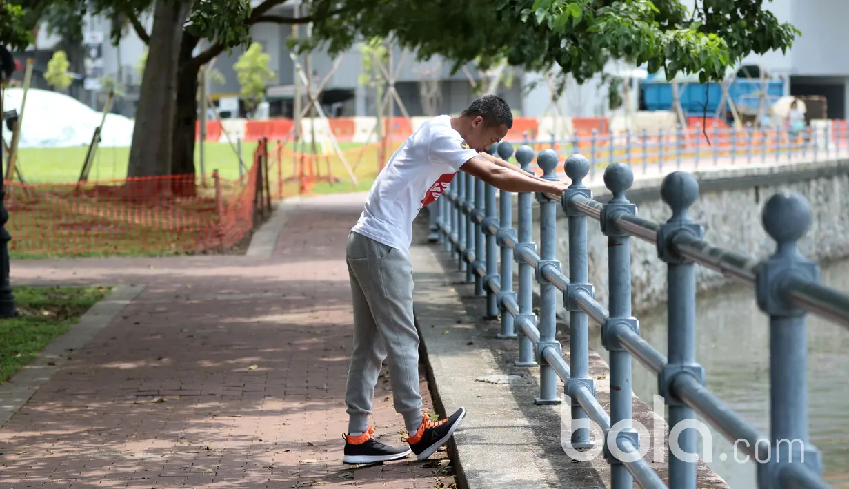 Daud Yordan melakukan pemanasan di Pedestrian, Singapura, Jumat (24/3/2017).  Ini merupakan pertarungan pertama Daud setelah merebut gelar juara WBA International di Montevideo, Uruguay, Juni 2016. (Bola.com/Nicklas Hanoatubun)