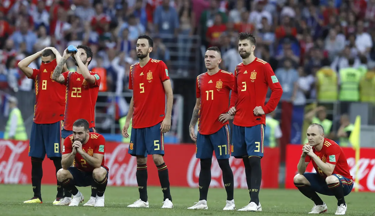 Tatapan kosong pemain Spanyol setelah kalah dari Rusia pada laga 16 besar Piala Dunia 2018 di Luzhniki Stadium, Moskow, Rusia, (1/7/2018). Spanyol kalah adu penalti 3-4. (AP /Manu Fernandez)