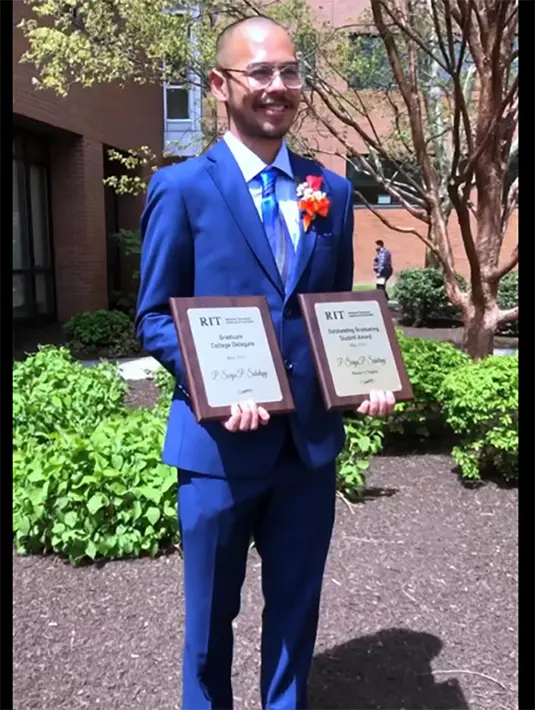 "Kali ini Surya lulus dengan meraih 3 penghargaan sekaligus: 1. International Student Outstanding Service Award. 2. The Outstanding Graduating Student Award In The Master's Degree. 3. NTID Graduate College Delegate." sambung penyanyi berusia 62 tahun ini. [Instagram/dewiyullofficial]