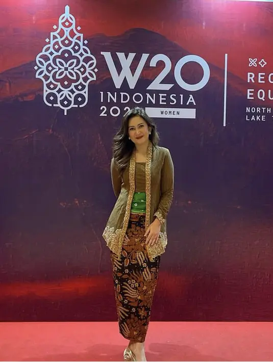 <p>Pesona Nafa juga tampil dengan kebaya di acara W20, ia tampil dengan kebaya kuru baru hijau army dengan brokat di beberapa sisi. Dipadukan obi hijau serta kain batik cokelat.&nbsp;@nafaurbach</p>