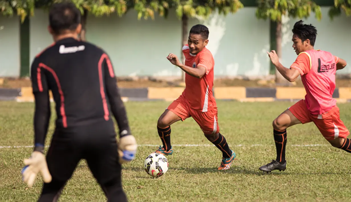 Pemain Persija, Ramdani Lestaluhu menggiring bola saat berlatih jelang Piala Presiden 2015 di Lapangan Yon Zikon 14, Jakarta, Jumat (21/8/2015). Ramdani juga siap tampil membela Persija menghadapi Piala Presiden 2015.(Bola.com/Vitalis Yogi Trisna)