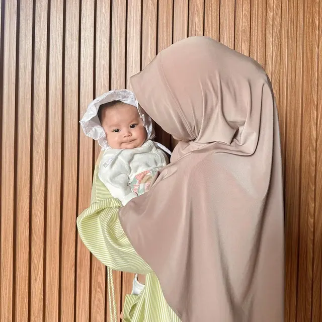 6 Potret Larissa Chou Ungkap Wajah Baby Alesha, Mirip Ikram Rosadi Versi Cewek