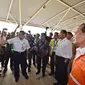 Menteri Perhubungan Budi Karya Sumadi mengunjungi Bandara Sultan Hasanuddin di Makassar, Sulawesi Selatan, Sabtu (17/6/2017). (Liputan6.com/Fauzan)