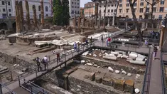 Para jurnalis mengunjungi jalan setapak baru yang disebut 'Area Suci' di mana empat kuil, yang berasal dari abad ke-3 SM, berdiri di tengah-tengah salah satu persimpangan jalan tersibuk di Roma modern, Senin, 19 Juni 2023. (AP Photo/Domenico Stinellis)
