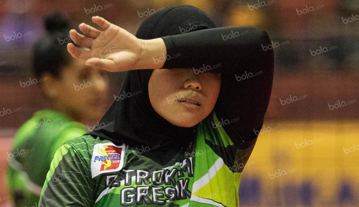 Pevoli Gresik Petrokimia, Shinta Ainni, tampak kecewa saat melawan Jakarta Elektrik PLN. Kekalahan ini membuat peluang Gresik Petrokimia menuju final semakin berat. (Bola.com/Vitalis Yogi Trisna)