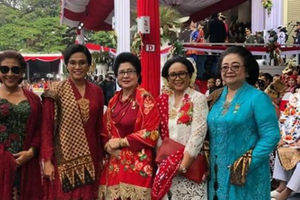 Gaya Menteri Susi Pudjiastuti, Sri Mulyani, Nila Moeloek, Retno Marsudi, dan Siti Nurbaya saat peringatan HUT ke-74 RI di Istana Kepresidenan, pada 17 Agustus 2019.