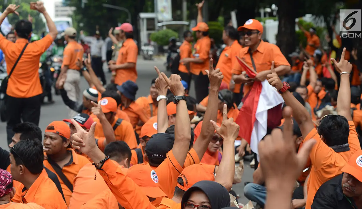 Pegawai PT Pos Indonesia (Persero) menggelar aksi di depan Kantor Kementerian BUMN, Jakarta, Rabu (6/2). Massa menuntut penggantian direksi karena dianggap tidak memuaskan para pegawai dan tidak mampu memenuhi hak pegawai. (Merdeka.com/Imam Buhori)
