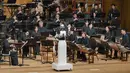 Robot ini berhasil memandu komposisi, baik secara mandiri maupun berkolaborasi dengan maestro manusia yang berdiri di sampingnya selama sekitar setengah jam, menghibur lebih dari 950 penonton yang memadati Teater Nasional Korea. (Photo by National Theater of Korea / AFP)