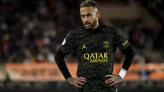 Paris Saint Germain (PSG) baru saja takluk 1-3 dari AS Monaco dalam lanjutan Liga Prancis 2022/2023. Tentu ini bukanlah modal yang bagus bagi Neymar dkk jelang menghadapi Bayern Munchen dalam laga leg pertama babak 16 besar Liga Champions 2022/2023. Apalagi, seusai kekalahan dari AS Monaco, sempat terjadi ribut-ribut di ruang ganti PSG. Tak mau berlama-lama memikirkan perselisihan, Neymar dkk memilih fokus menjalani latihan bareng skuad PSG (13/2/2023). (AFP/Valery Hache)