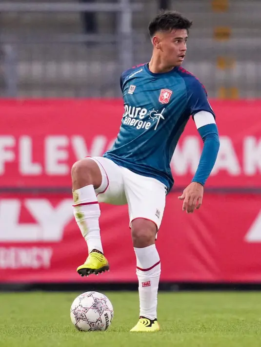 Mees Hilgers mengontrol bola saat bertanding bersama klubnya FC Twente. Ajax mulai memperhatikan Mees Hilgers sebagai bidikan pada bursa transfer. Kontrak Hilgers dengan Twente akan habis pada musim ini, namun memiliki opsi perpanjangan kontrak. (Instagram/@fctwente)