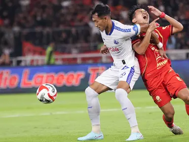 Kapten tim Arema FC, Hansamu Yama Pranata (kiri) berebut bola dengan gelandang serang Persija, Witan Sulaeman saat pertandingan pekan ke-20 BRI Super League 2025/2026 di Stadion Utama Gelora Bung Karno, Jakarta, Minggu (8/2/2026). Menjamu Arema FC, Macan Kemayoran tumbang. (Bola.com/ Abdul Aziz)