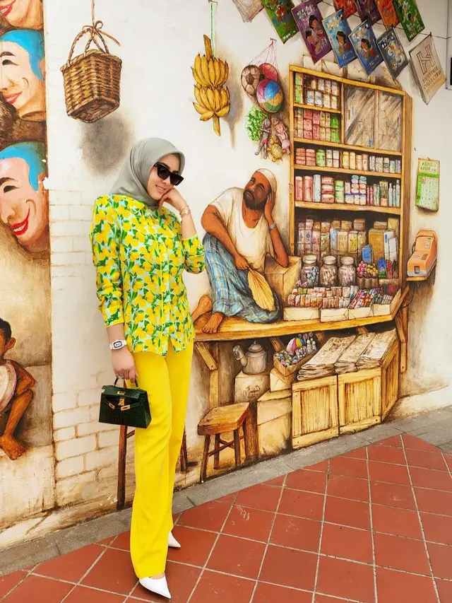6 Mix and Match Outfit Kuning untuk Hijabers ala Syahrini, Cetar Tanpa Norak