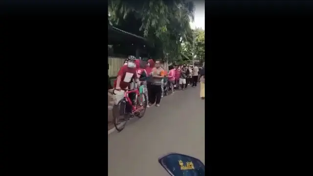 Viral antrean panjang warga berburu minyak goreng murah di Pesanggrahan, Jakarta Selatan
