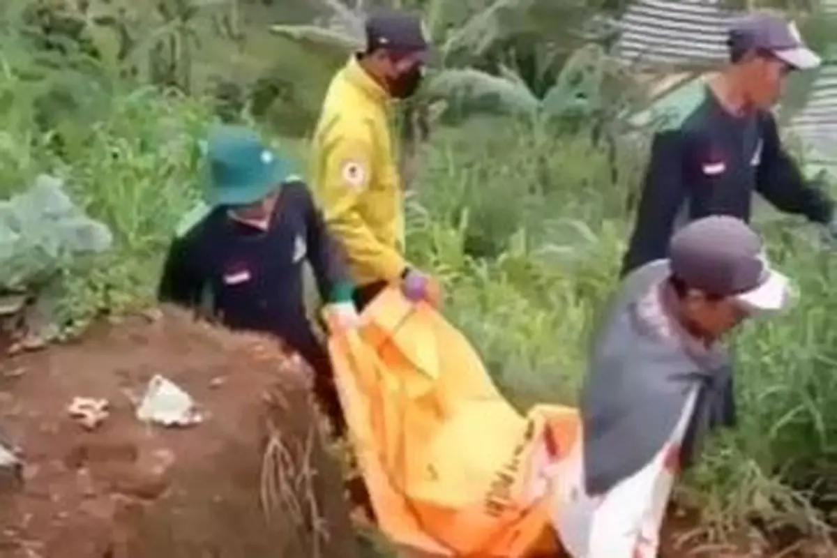 Evakuasi jenazah korban dukun pengganda uang Mbah Slamet di Banjarnegara. (Foto: Istimewa)