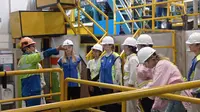Sebanyak 40 mahasiswa dari University of Queensland dan 4 perwakilan mahasiswa dari Universitas Indonesia melakukan kegiatan Factory Visit dalam rangka melihat implementasi industri hijau di Indonesia.