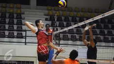Pevoli putra Palembang Bank Sumsel Babel melakukan smesh saat berlatih di Padepokan Voli Sentul, Bogor (27/1/2016). Latihan ini bagian persiapan menghadapi turnamen Proliga 2016, pertengahan Februari 2016 mendatang. (Liputan6.com/Helmi Fithriansyah) 