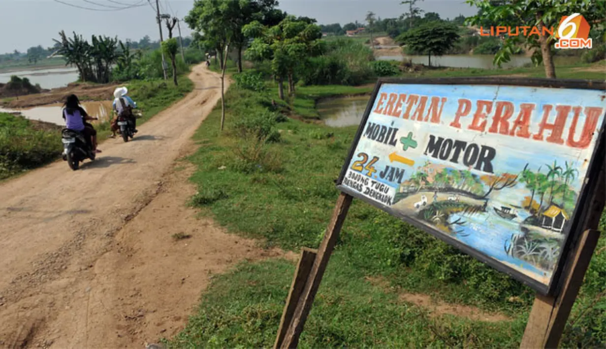 Untuk pejalan kaki dikenakan biaya Rp 1.000, sepeda motor Rp 2.000 dan mobil Rp 7.000-15.000. &quot;Kalau mobil kosong, Rp 7.000. Kalau isi, bisa Rp 8.000 sampai Rp 15.000,&quot; ungkap Erik, awak perahu.(Liputan6.com/Abdul Aziz Prastowo) 