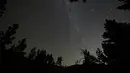Sebuah meteor Perseid (kanan) terlihat di dekat Andromeda Galaxydi Taman Nasional Rocky Mountain, Colorado, Minggu (12/8). Peristiwa hujan meteor Perseid mengalami puncaknya akhir pekan ini pada 11-12 Agustus dan 12-13 Agustus. (AFP / STAN HONDA)