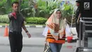 Hakim Pengadilan Negeri Tangerang Wahyu Widya Nurfitri berjalan menuju ruang pemeriksaan di gedung KPK, Jakarta, Selasa (24/4). Wahyu Widya diperiksa terkait kasus suap penangan putusan perkara perdata sengketa Tanah. (Merdeka.com/Dwi Narwoko)