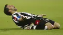 Alessandro Del Piero - Ikon dari Juventus ini tidak usai diragukan lagi kesetiannya bersama La Vecchia Signora, bertahan adalah satu-satunya pilihan bagi sang kapten kala itu. (AFP/Giuseppe Cacace)