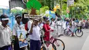 Siswa sekolah ikut serta dalam protes Global Climate Strike gerakan 'Jumat Untuk Masa Depan' di Kolkata, India, Jumat (15/9/2023). Pengorganisir aksi Global Climate Strike 2023 menyampaikan kepada Reuters bahwa mereka meminta pemerintah di dunia untuk segera mengakhiri subsidi minyak dan gas serta membatalkan rencana perluasan produksinya. (AP Photo/Bikas Das)