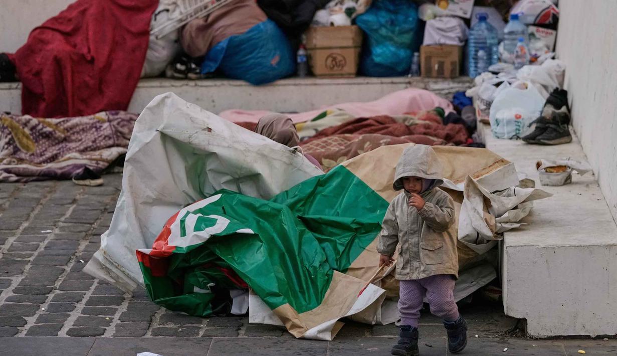 Beberapa di antaranya tidur beralaskan seadanya di tempat terbuka, yang terpaksa mengungsi tanpa perlengkapan cukup, setelah melarikan diri dari pemboman. Tampak dalam foto, para pengungsi yang melarikan diri dari serangan udara Israel di Dahiyeh, pinggiran selatan Beirut, beristirahat di Lapangan Martir di pusat kota Beirut, Lebanon, Sabtu 7 Maret 2026. (AP Photo/Bilal Hussein)